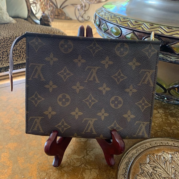 Louis Vuitton Handbags - 🌸HP🌺 Authentic Louis Vuitton Toiletry 19 Bag